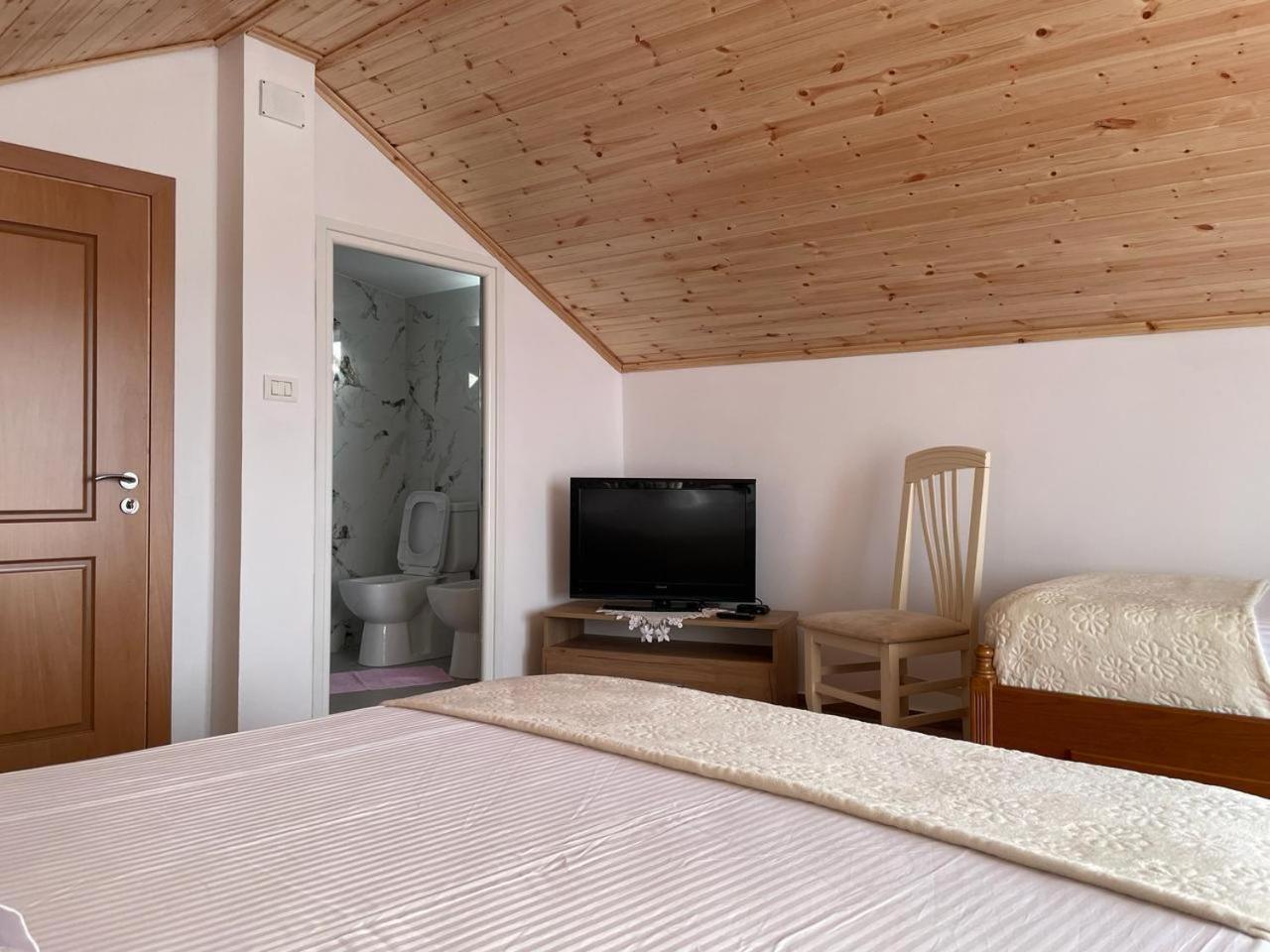 Guesthouse & Hospitality Berat Bagian luar foto